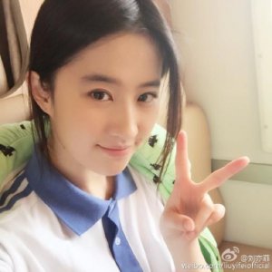 ​超级自恋的个性签名(35句)：可你们非要给我掌声和尖叫