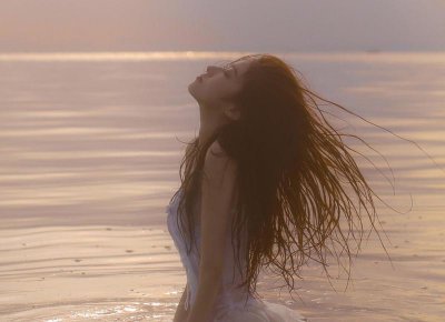 ​女性励志英文短句(赞美女人的经典英文名言)