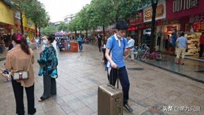 ​深圳西乡步行街掠影，行人游客日益多起来，再现往日的热闹场景