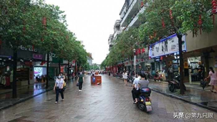 深圳西乡步行街掠影，行人游客日益多起来，再现往日的热闹场景