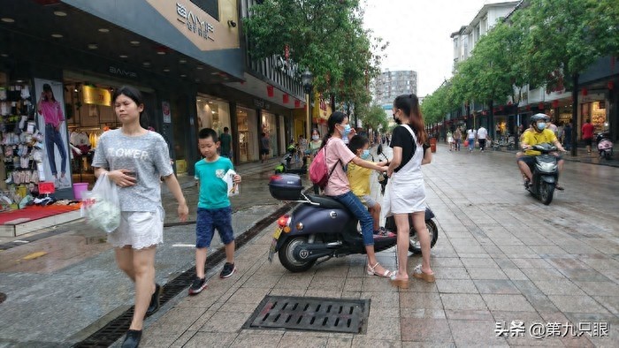 深圳西乡步行街掠影，行人游客日益多起来，再现往日的热闹场景