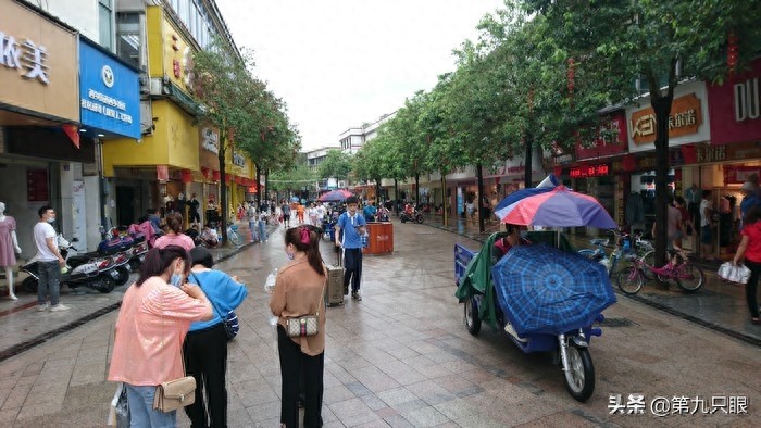 深圳西乡步行街掠影，行人游客日益多起来，再现往日的热闹场景