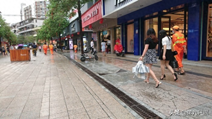 深圳西乡步行街掠影，行人游客日益多起来，再现往日的热闹场景
