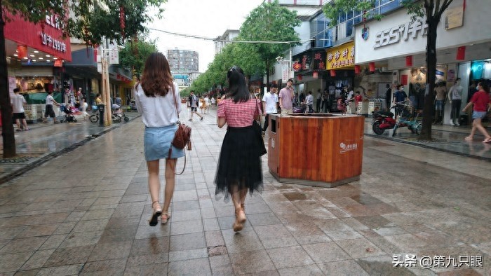 深圳西乡步行街掠影，行人游客日益多起来，再现往日的热闹场景