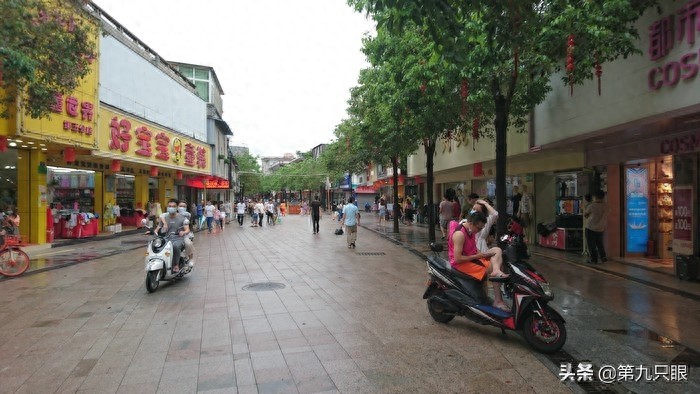深圳西乡步行街掠影，行人游客日益多起来，再现往日的热闹场景