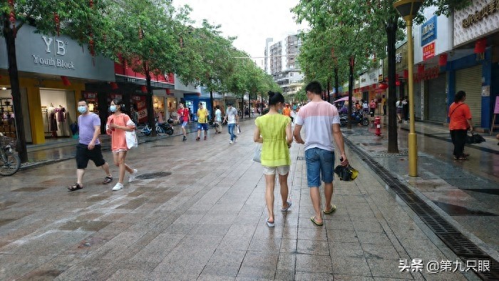 深圳西乡步行街掠影，行人游客日益多起来，再现往日的热闹场景