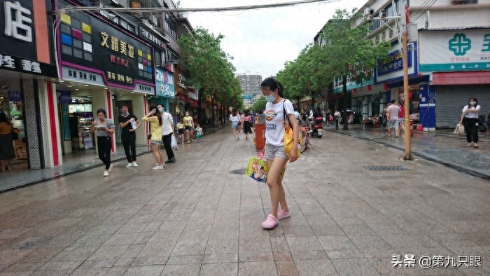 深圳西乡步行街掠影，行人游客日益多起来，再现往日的热闹场景