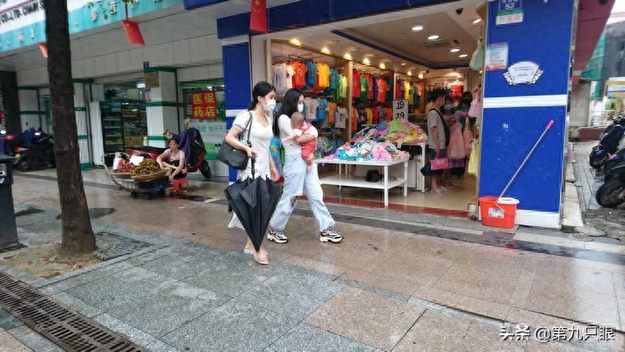 深圳西乡步行街掠影，行人游客日益多起来，再现往日的热闹场景