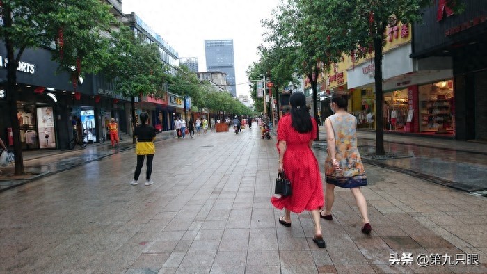 深圳西乡步行街掠影，行人游客日益多起来，再现往日的热闹场景