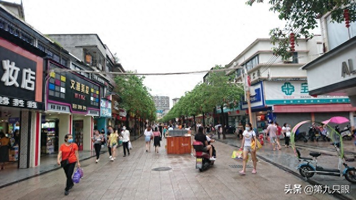 深圳西乡步行街掠影，行人游客日益多起来，再现往日的热闹场景