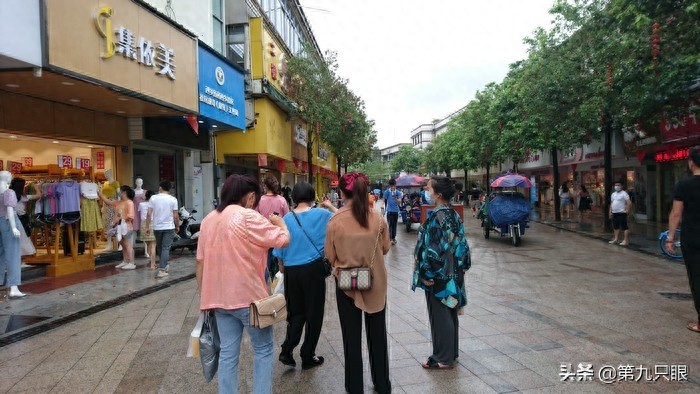 深圳西乡步行街掠影，行人游客日益多起来，再现往日的热闹场景
