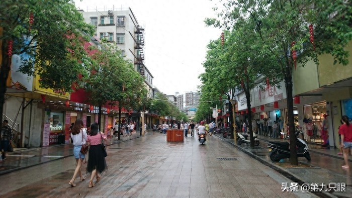 深圳西乡步行街掠影，行人游客日益多起来，再现往日的热闹场景