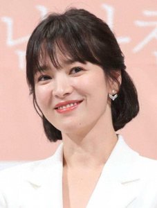 ​挂耳短发：最适合四十岁女人的发型，宋慧乔的短发展现迷人之美