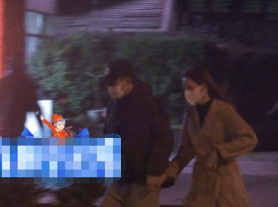 ​54岁侯勇与三婚妻子牵手外出，霸道搂腰场面甜腻，女方颜值太出众