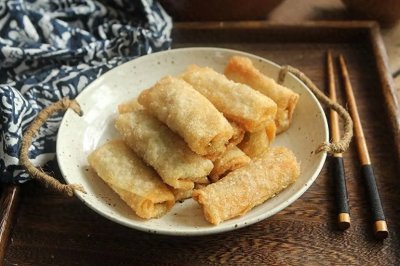 ​饺子皮不单纯只用来包饺子，它还可以变出许多美味的小吃