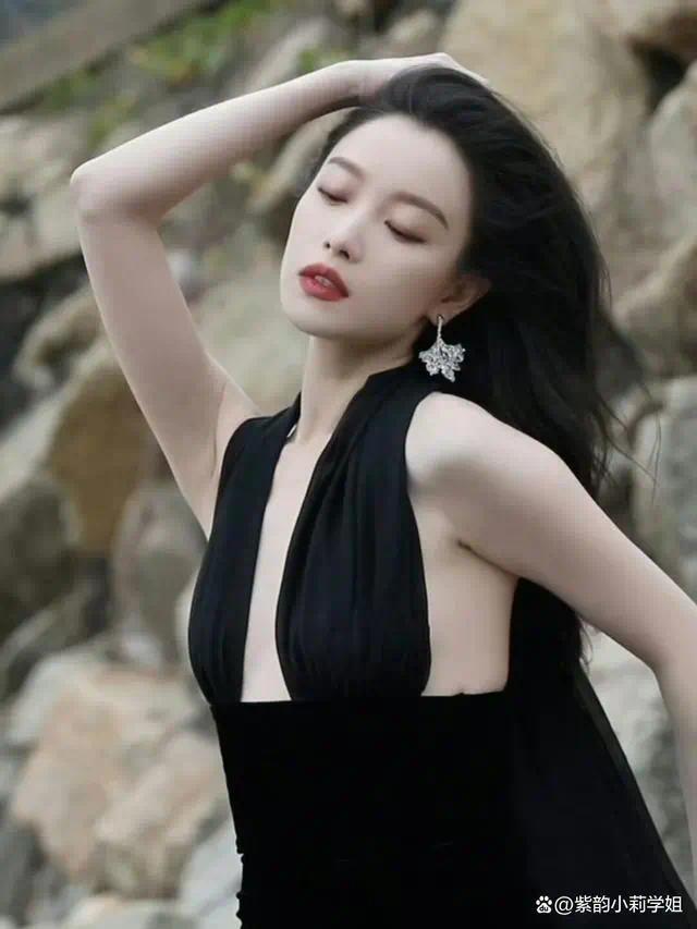 红毯事故？倪妮周雨彤撞衫 当事人回应