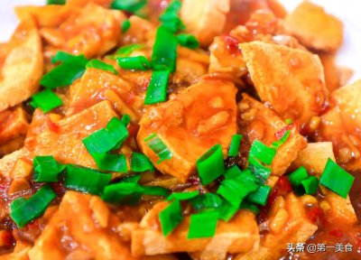 ​想吃臭豆腐不用买，教你不发酵3分钟速成家常臭豆腐，香到极致