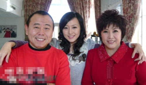 59岁潘长江的妻子杨云近照
