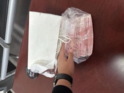 ​钱放到小白房子那里，你走就行了！
