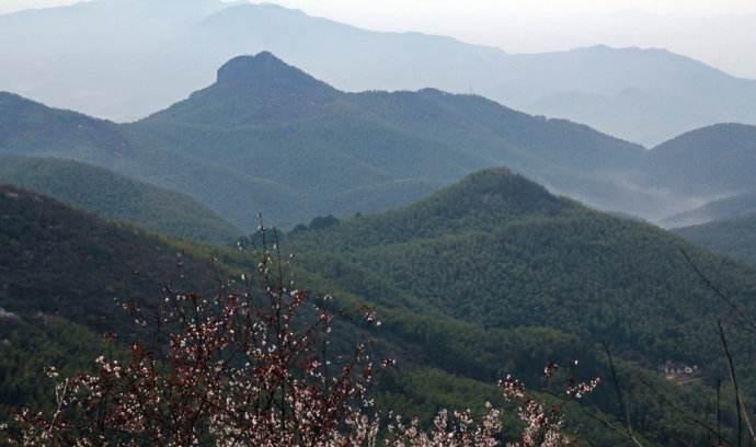 彭州葛仙山，峰灵峦秀，幽壑骈联，是个有名的道教胜地