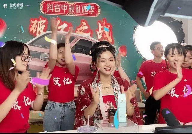 刘媛媛：从北大寒门贵子的才女到直播间的卖货王。
