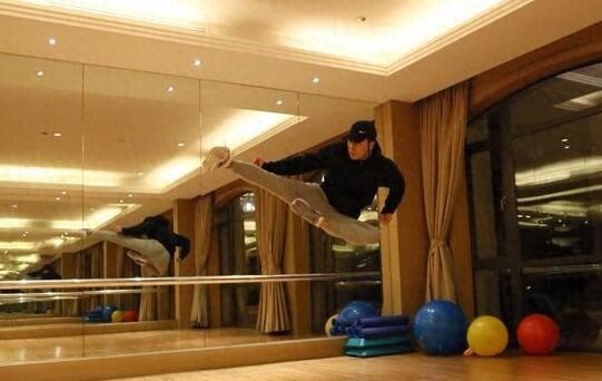 甄子丹近日又赤膊健身秀肌肉,你给多少分?