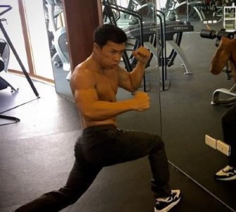 ​甄子丹近日又赤膊健身秀肌肉，你给多少分？