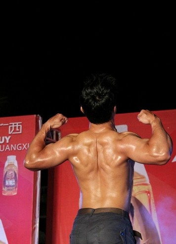 甄子丹近日又赤膊健身秀肌肉,你给多少分?