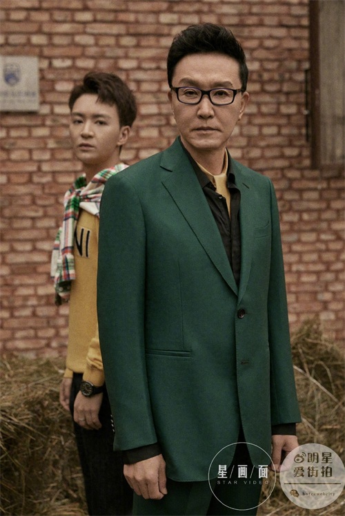 57岁吴刚与儿子合体拍大片,穿绿西装变身型男,魅力大过23岁儿子