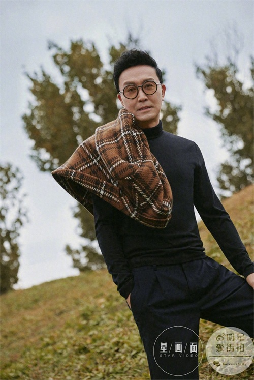 57岁吴刚与儿子合体拍大片,穿绿西装变身型男,魅力大过23岁儿子