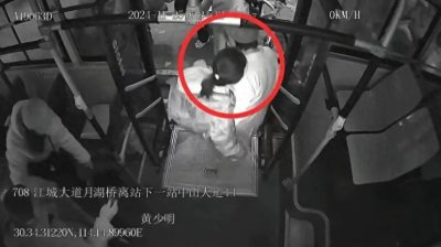 ​女孩突发疾病晕倒，公交车“秒变”救护车