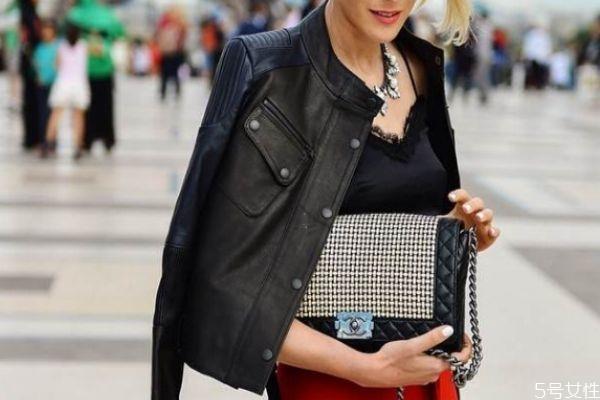 为什么女生喜欢让男生背包包 让男生背包包的原因有什么 为什么女生喜欢让男生背包包 让男生背包包的原因有什么