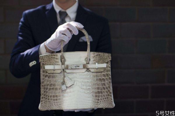 为什么女生喜欢让男生背包包 让男生背包包的原因有什么 为什么女生喜欢让男生背包包 让男生背包包的原因有什么