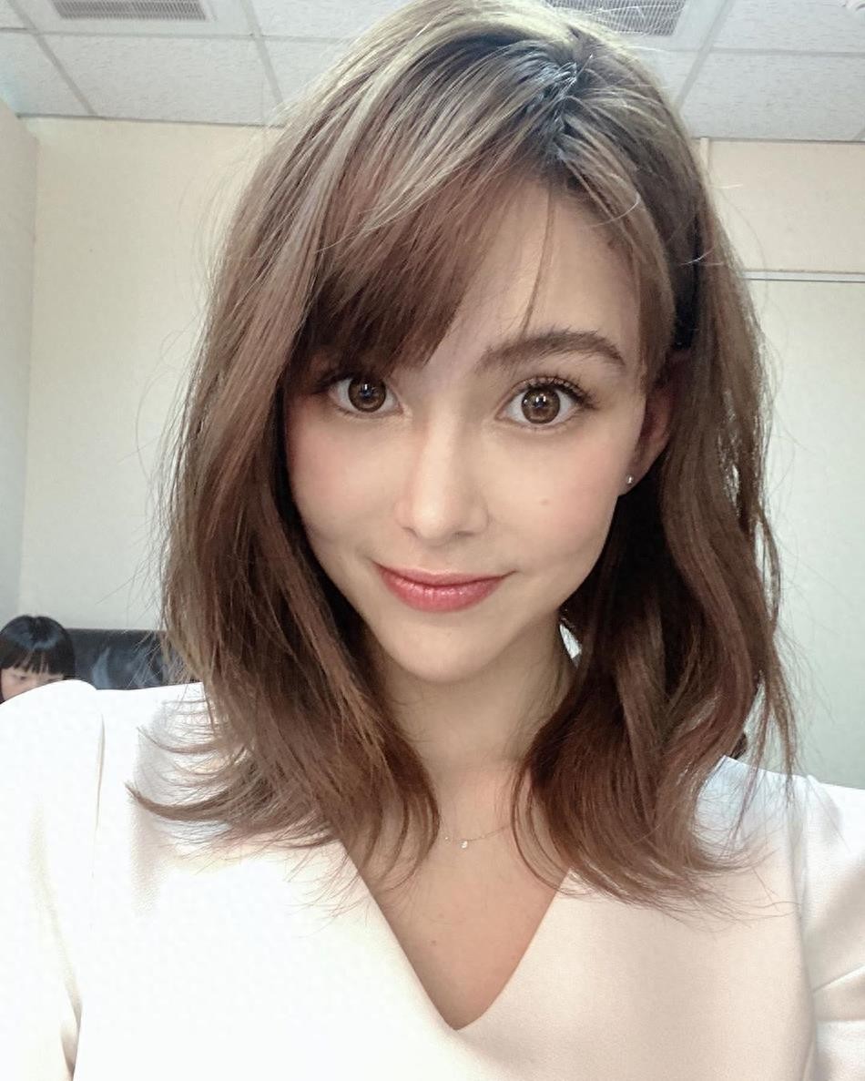 昆凌14岁加入黑涩会美眉出道，模样青涩稚嫩婴儿肥未消