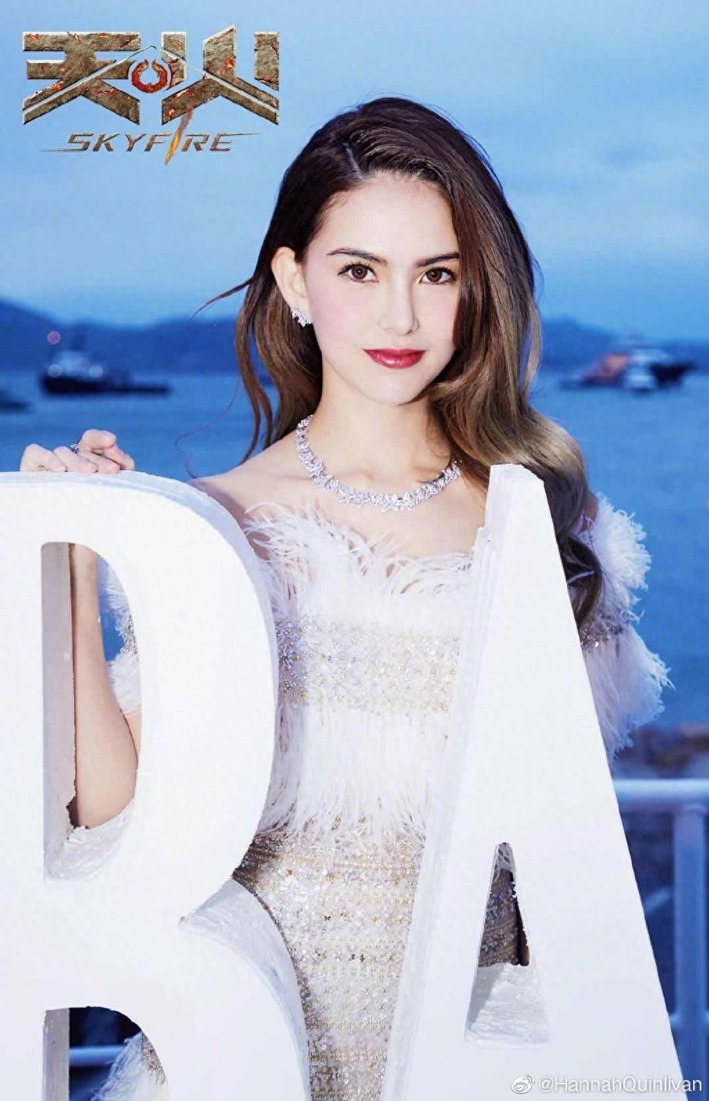 昆凌14岁加入黑涩会美眉出道，模样青涩稚嫩婴儿肥未消