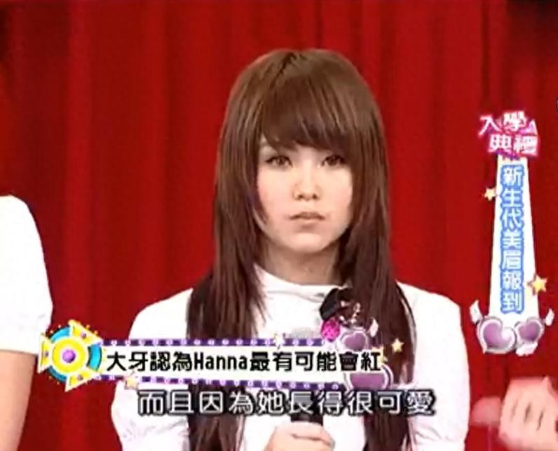 昆凌14岁加入黑涩会美眉出道，模样青涩稚嫩婴儿肥未消