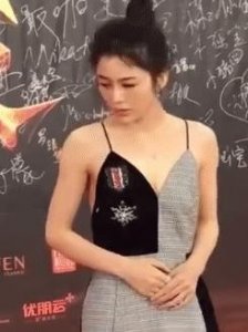 ​还是身体要紧！赵韩樱子走红毯晕倒