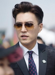 ​靳东和家人合影，亲妹和他五官一比一复刻，外甥女颜值混血感十足