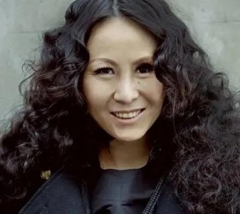 ​“摇滚天后”罗琦：只因一句脏话与人发生冲突，被混混砸瞎左眼。