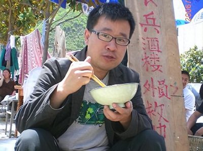 ​当年揭露＂三鹿奶粉＂的上海记者，4年后辞职，17年后变成了这样