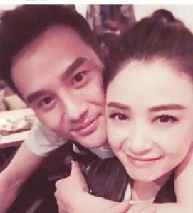 ​王凯蒋欣好事将近？蒋欣笑意满满挺孕肚去医院，王凯全程守护？