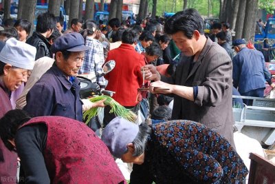 ​60岁以上老人摆摊做生意，这几样小商品轻松赚！