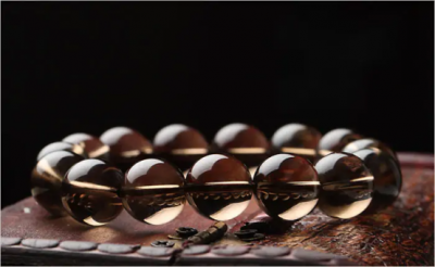 ​女生戴茶晶戴左手还是右手( 茶晶是天然的吗)