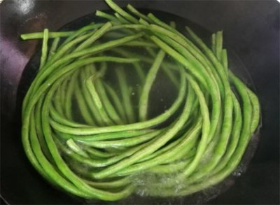 ​豆角包饺子要先用开水焯一下吗