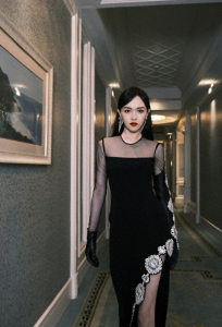 ​唐嫣的腿有多长？当她穿上高开叉裙时，大长腿藏不住了