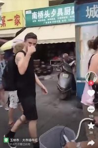 ​每年的6月，广西玉林的“狗肉节”，都会吸引数百外国人游览