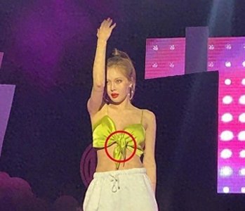 ​泫雅惊艳舞台，性感露胸惹人瞩目！