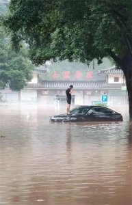 ​桂林洪水实况：汽车全遭殃 深度超3米 回家成奢望，洪峰还继续！