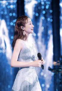 ​韩雪穿衣难得大胆一次，穿纱裙露出内衣痕迹，看着尴尬整体却很美