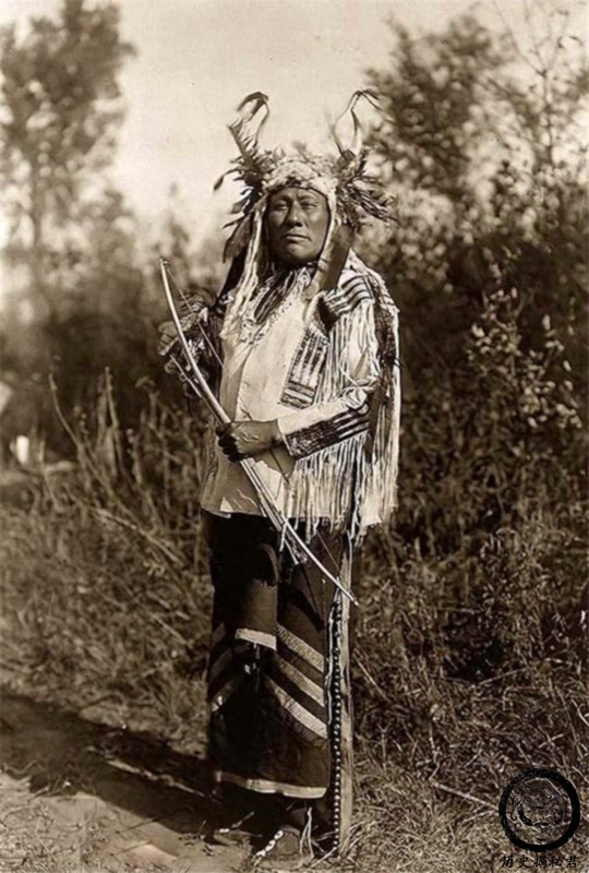 120年前的印第安人老照片：几乎被美国人赶尽杀绝，图2女子很漂亮